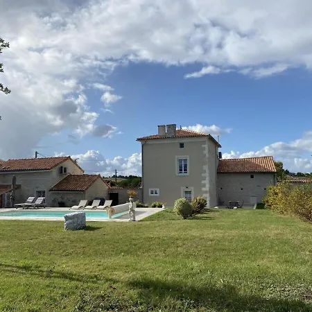 De Charme Avec Piscine Chauffee, Jardin Privatif Et Equipements Bebes, A 15 Min D'angouleme - Fr-1-653-16 Holiday home