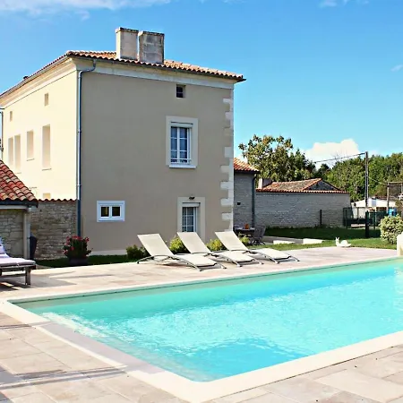 De Charme Avec Piscine Chauffee, Jardin Privatif Et Equipements Bebes, A 15 Min D'angouleme - Fr-1-653-16